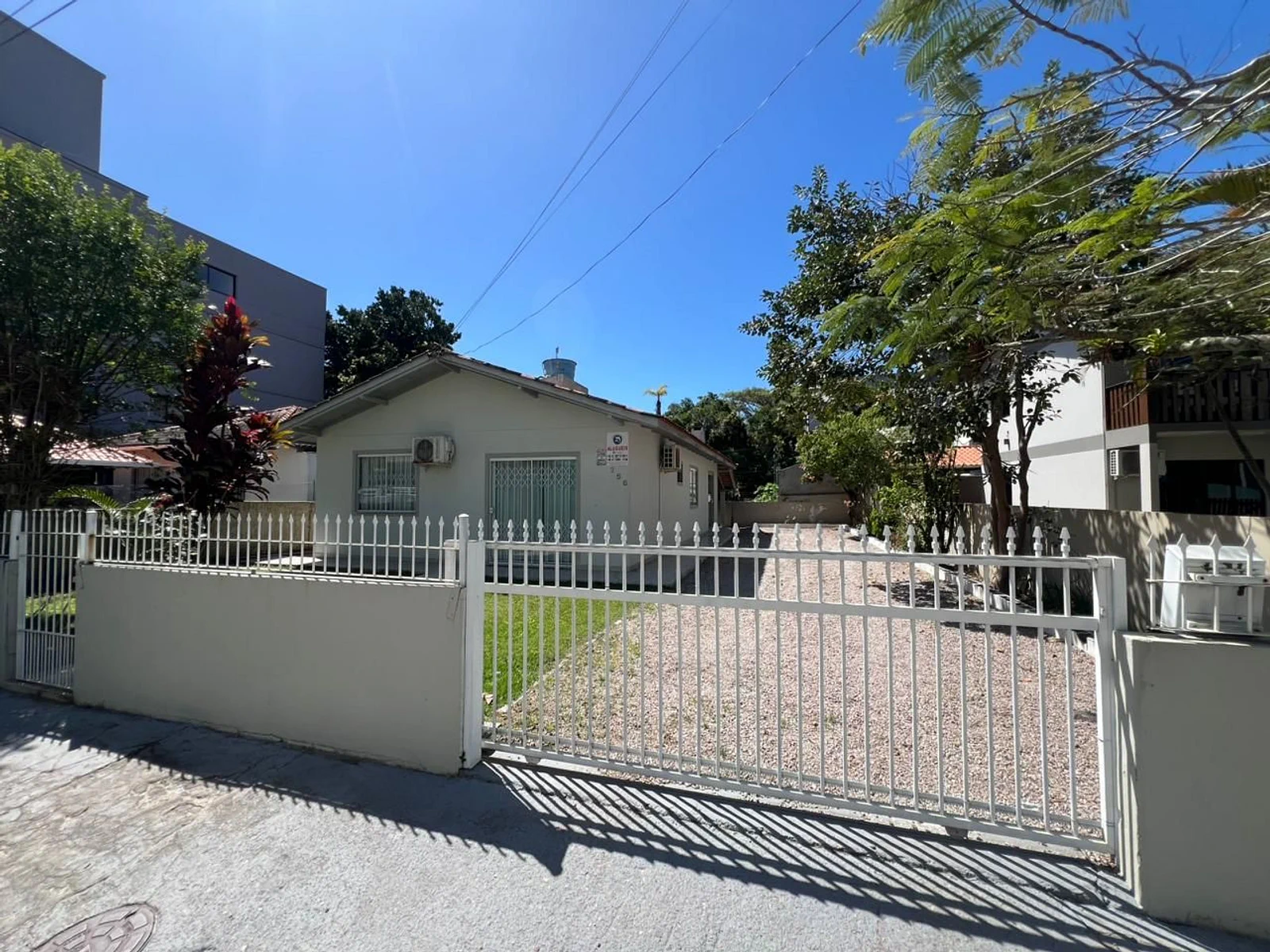 Casa de três dormitórios — Centro de Bombinhas (AY20G)
