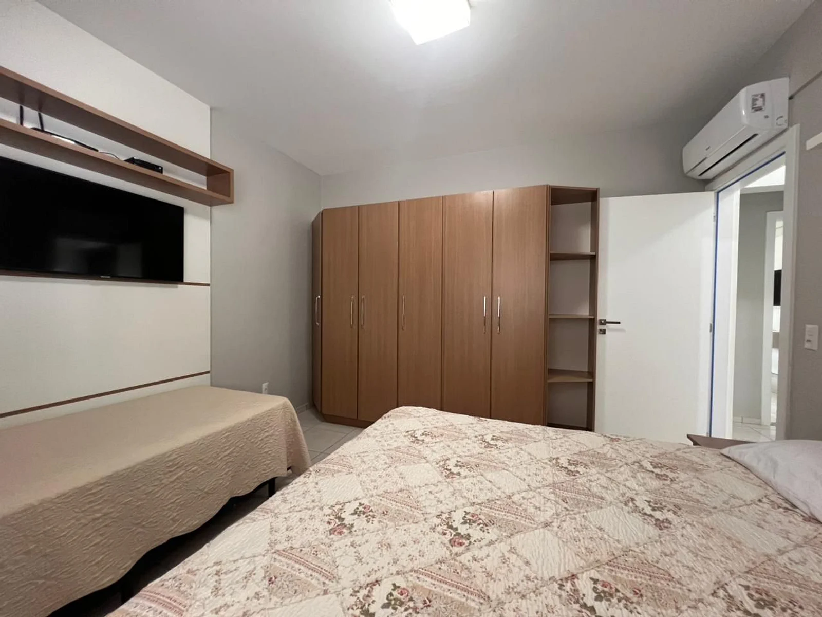Foto oficial · Casa de três dormitórios — Até 8 hóspedes (YO01I) · 12