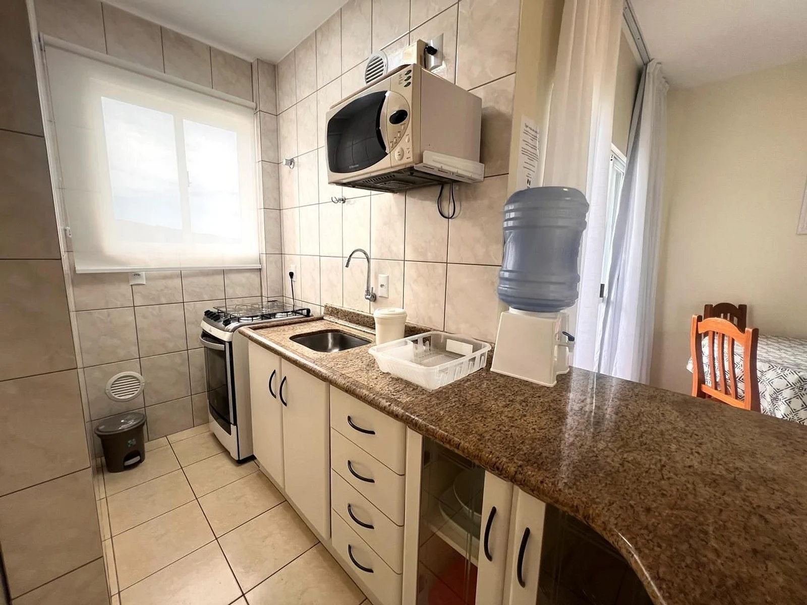 Foto oficial · Vista Bella — Apartamento 301, 1 dormitório, lateral · 14